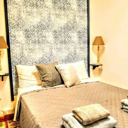 A 400 Year Old Large Town House In Valletta. * Valletta
