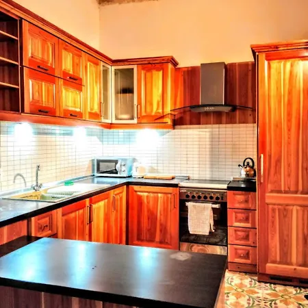 A 400 Year Old Large Town House In Valletta. Semesterbostad *
